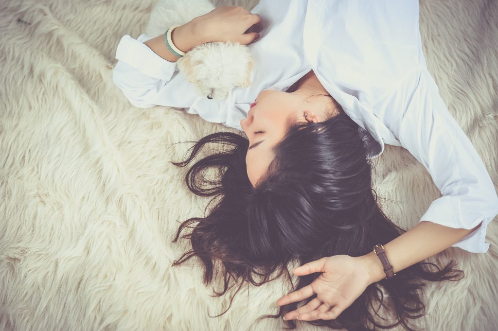 femme-qui-dort-avec-son-chien