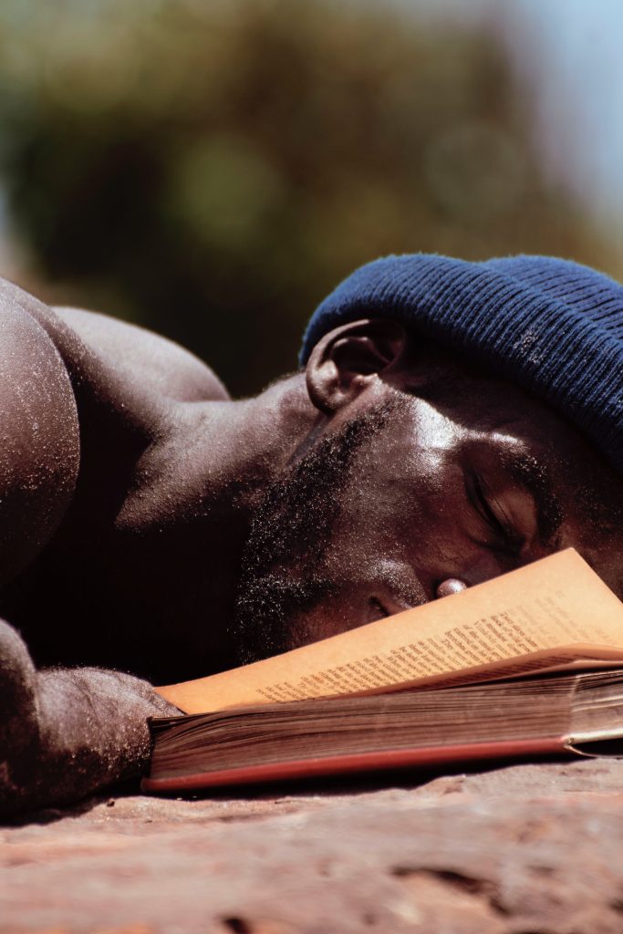 homme-endormi-sur-son-livre