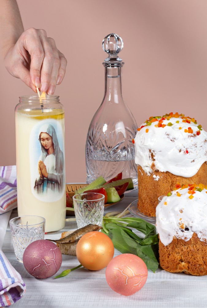 Bougie neuvaine allumée avec image religieuse sur une table décor